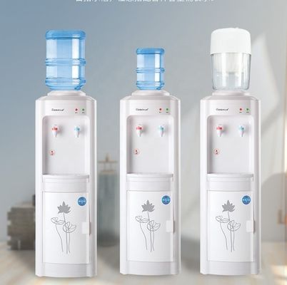 Dispensatore d'acqua per uso domestico con sistema di controllo della temperatura controllato tramite app