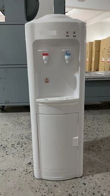 Dispensatore di acqua potabile verticale con funzione di controllo tramite app