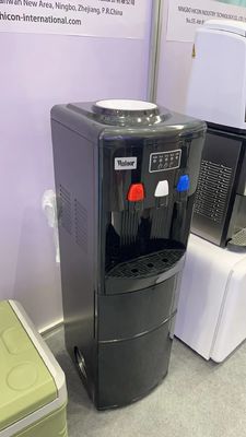Distribuire acqua calda e fredda con distributore verticale di gelato controllato dall'app